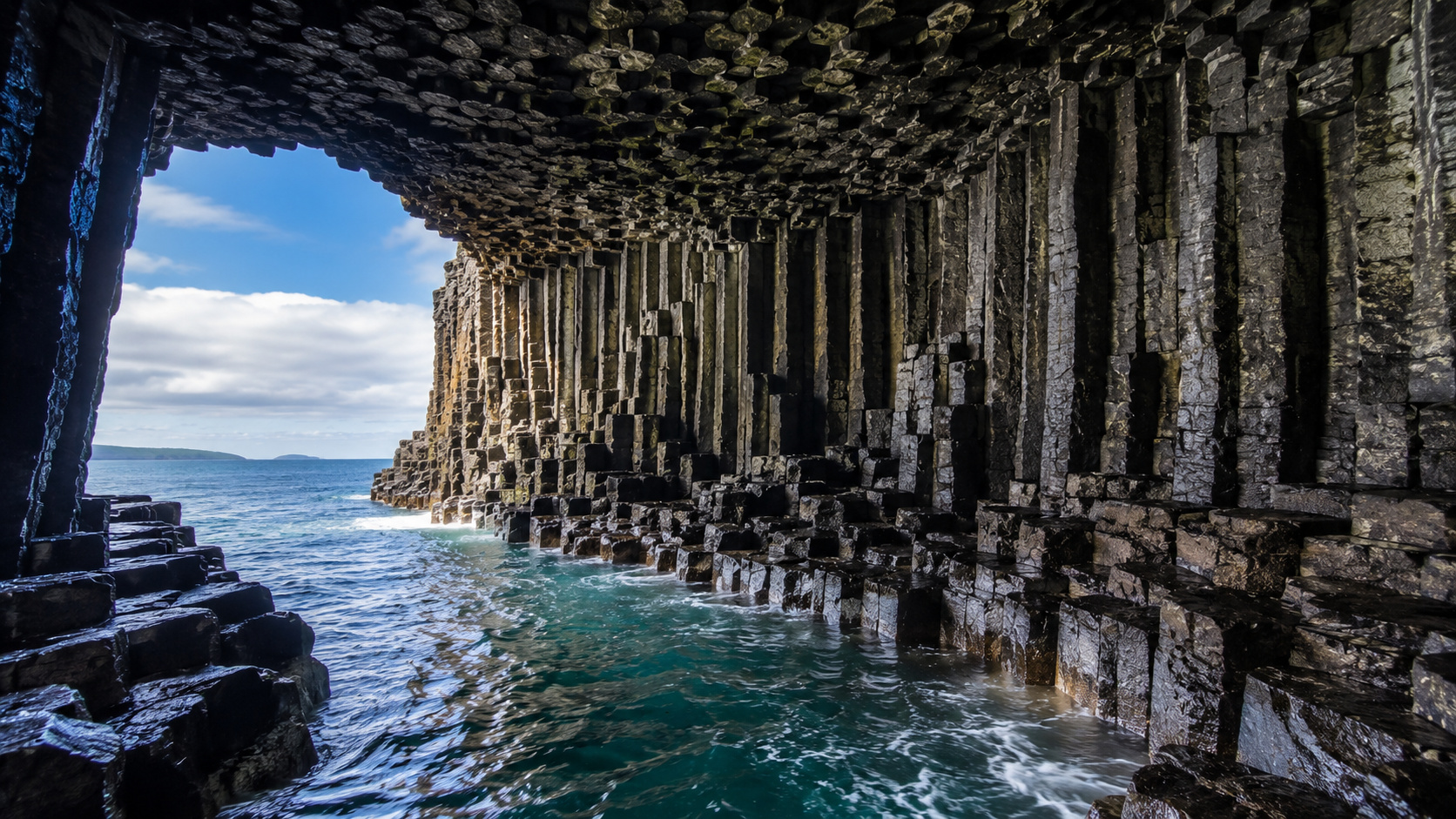 Gruta de Fingal: caverna de basalto com colunas hexagonais e acústica impressionante formada por lava há cerca de 60 milhões de anos