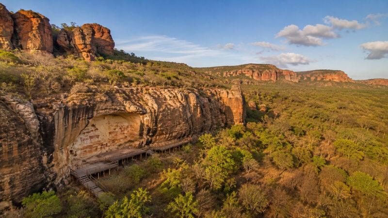 Parque Nacional da Serra da Capivara, o “Egito Brasileiro”, abriga pinturas rupestres, fogueiras e vestígios humanos que desafiam a cronologia das Américas