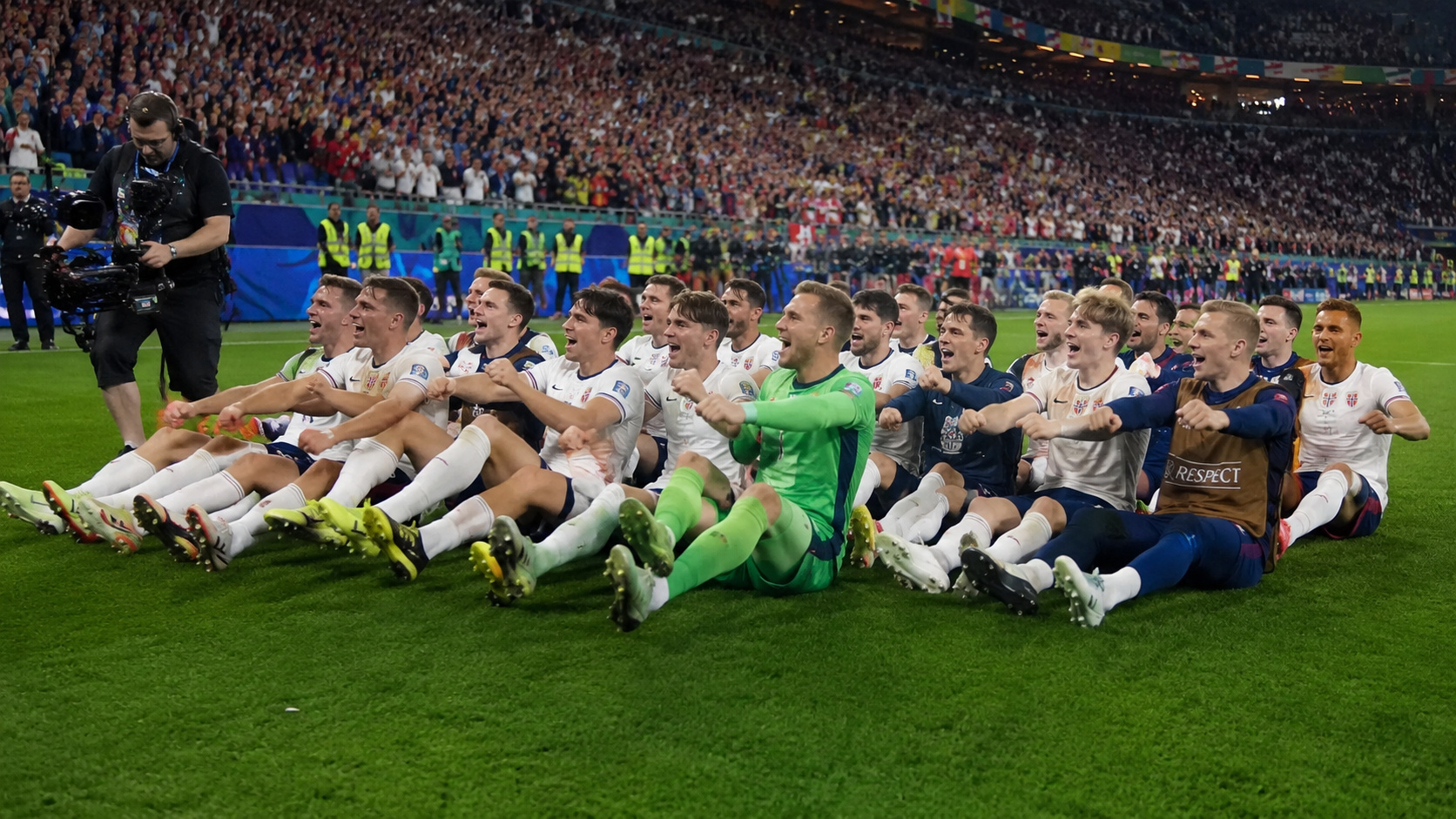 Torcida da Noruega cria “remada viking” com jogadores e transforma estádio em cena curiosa na Copa do Mundo