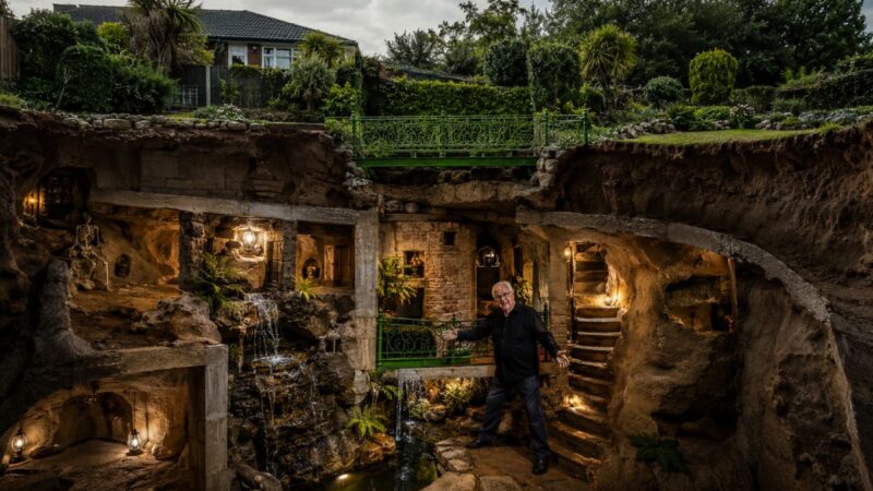 Aposentado de 76 anos revela labirinto subterrâneo que cavou à mão por 30 anos sob o próprio jardim