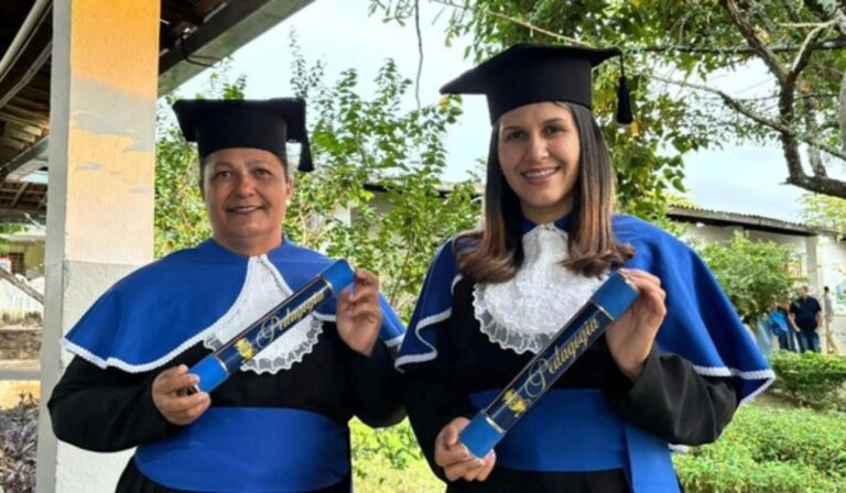 Vinte anos depois, mulher de 48 anos retoma faculdade e recebe diploma de Pedagogia ao lado da filha de 26; ambas ensinam em Alagoas