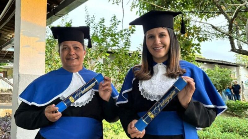 Vinte anos depois, mulher de 48 anos retoma faculdade e recebe diploma de Pedagogia ao lado da filha de 26; ambas ensinam em Alagoas