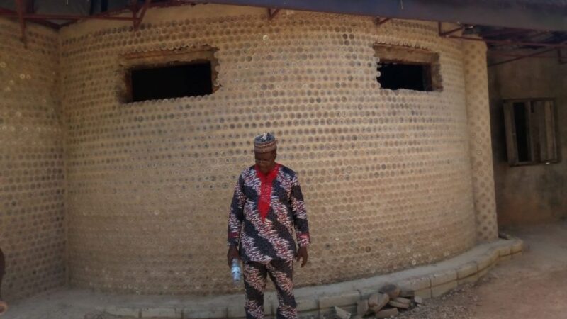 Engenheiro nigeriano constrói casas com 14,8 mil garrafas plásticas preenchidas com areia