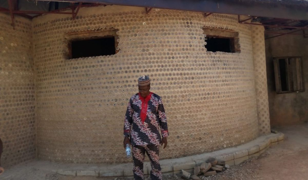 Engenheiro nigeriano constrói casas com 14,8 mil garrafas plásticas preenchidas com areia