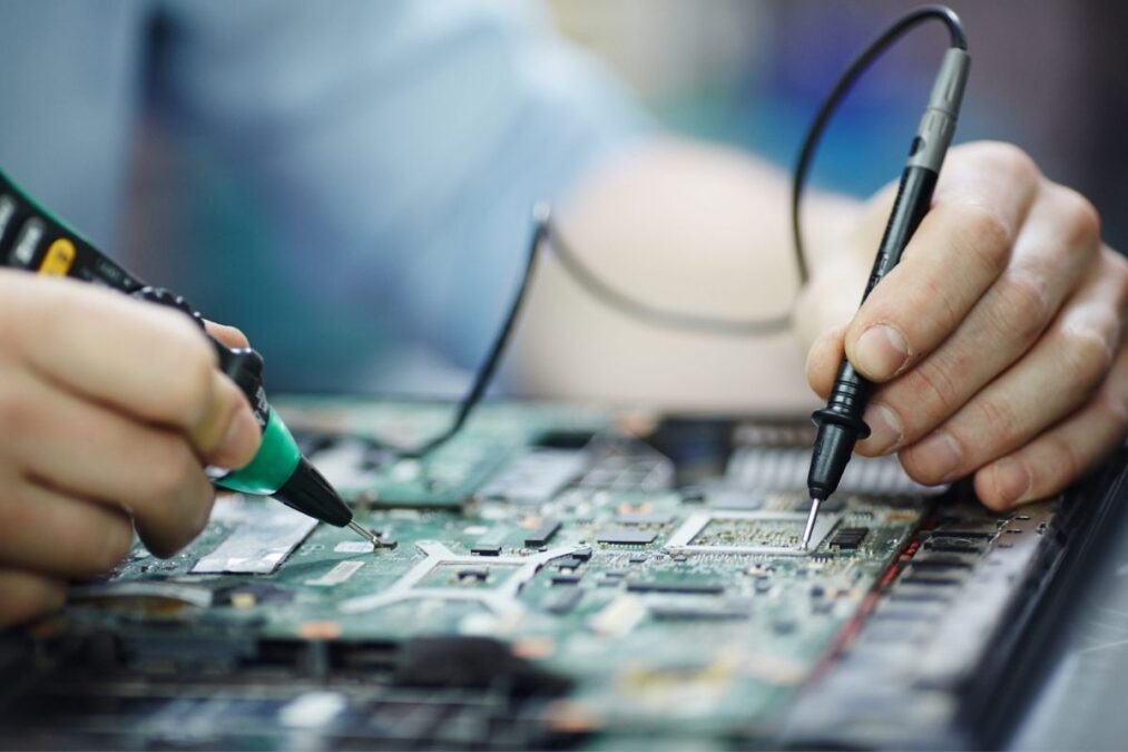 Indústria eletroeletrônica do Brasil registra alta de receita e queda na produção em 2025
