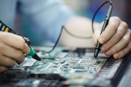 Indústria eletroeletrônica do Brasil registra alta de receita e queda na produção em 2025