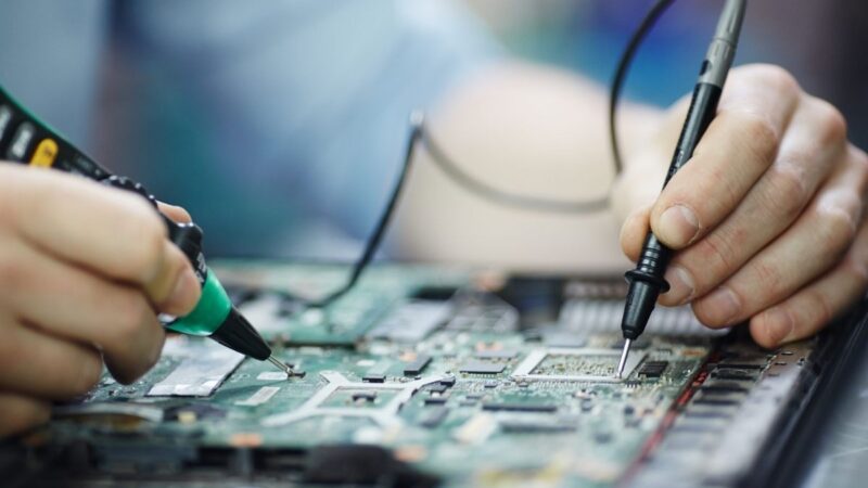 Indústria eletroeletrônica do Brasil registra alta de receita e queda na produção em 2025
