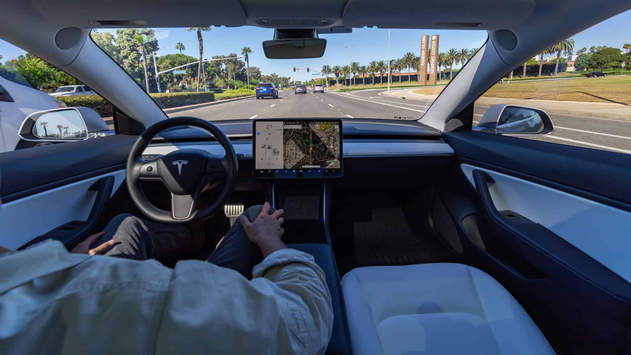 Motorista de Tesla com piloto automático ativado é indiciado por homicídio culposo