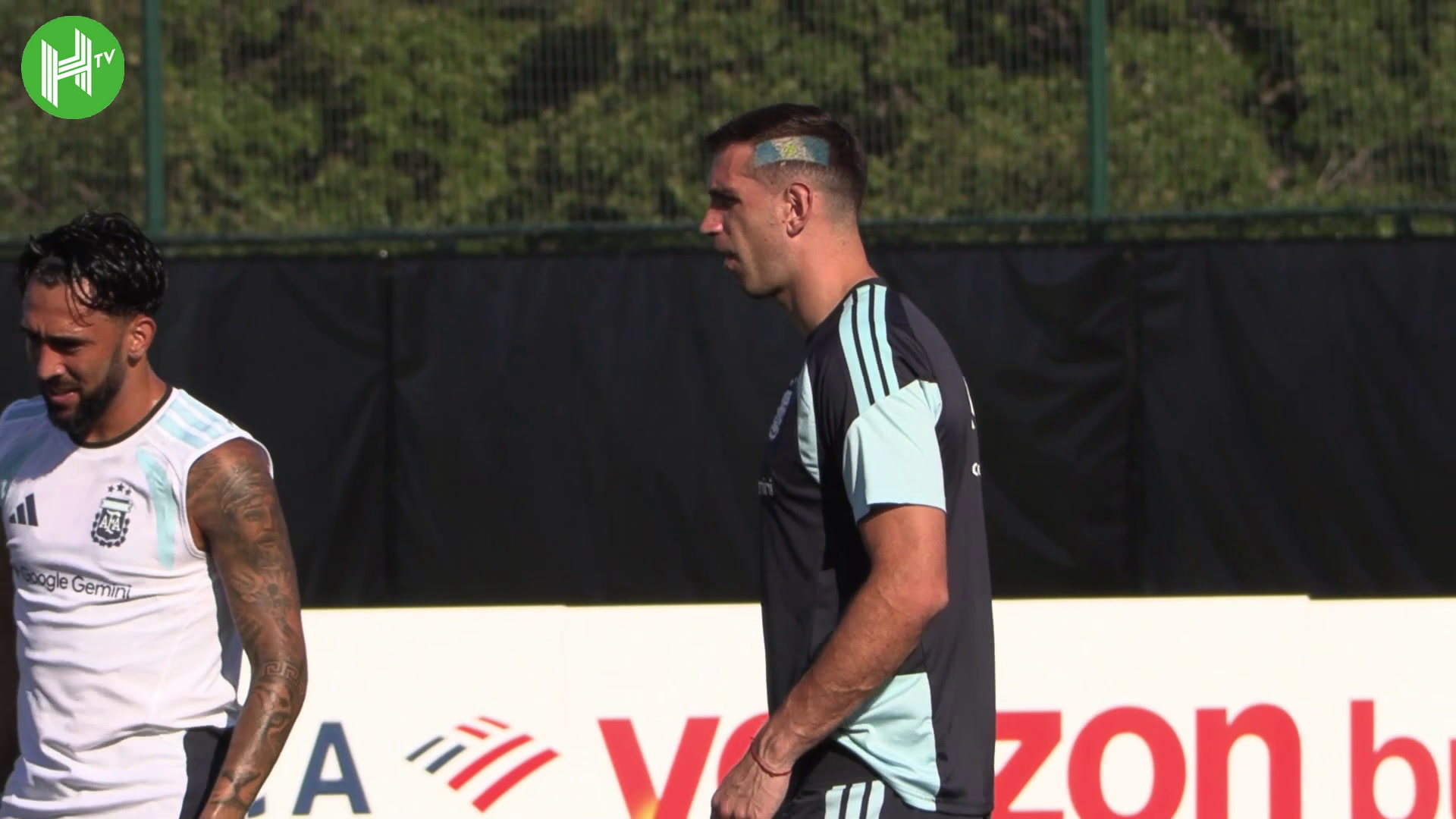 Dibu Martínez aparece com novo corte de cabelo em treino da Argentina