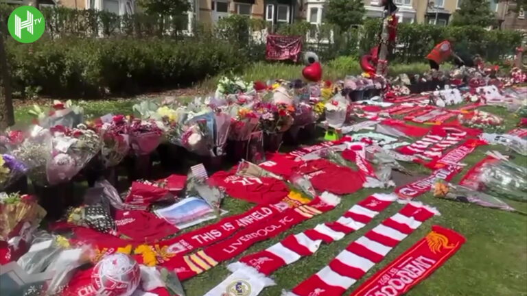Torcedores do Liverpool deixam flores no primeiro aniversário da morte de Diogo Jota