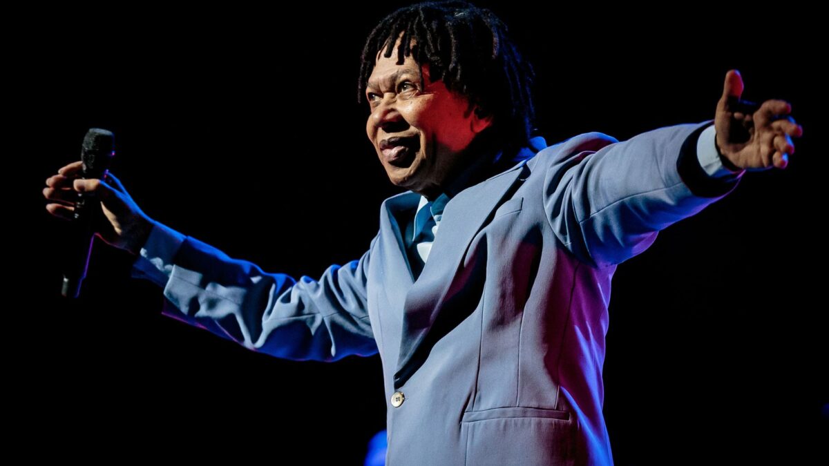 Biografia-reportagem retrata trajetória de Djavan em meio às comemorações dos 50 anos de carreira