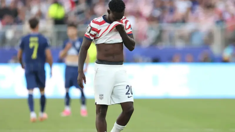 Folarin Balogun marca, é expulso contra a Bósnia e volta a ser destaque na Copa do Mundo