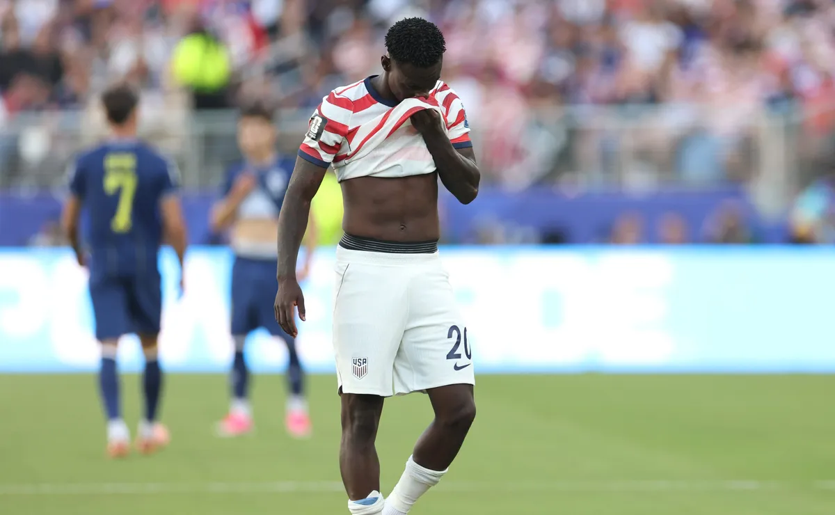 Folarin Balogun marca, é expulso contra a Bósnia e volta a ser destaque na Copa do Mundo