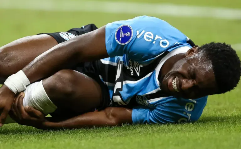 Grêmio informa melhora de Francis Amuzu após saída de ambulância contra o Mirassol