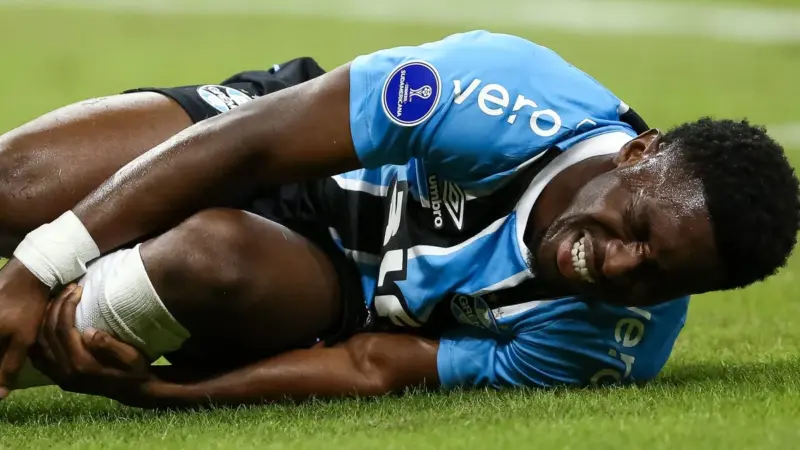 Grêmio informa melhora de Francis Amuzu após saída de ambulância contra o Mirassol