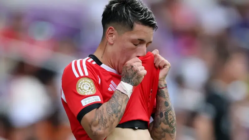Jornal argentino critica tratamento a Prestianni em amistoso entre Flamengo e Benfica