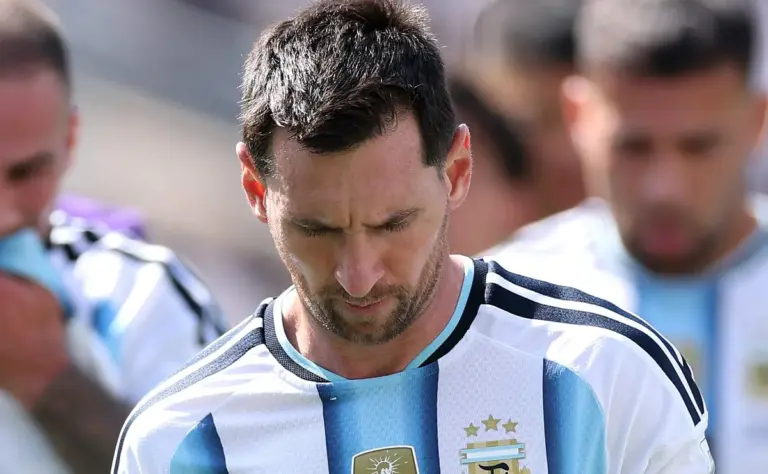 Jornal inglês critica Messi após final da Copa; pedido de expulsão de Cucurella é alvo de ataque