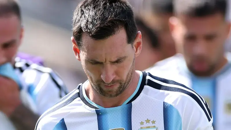 Jornal inglês critica Messi após final da Copa; pedido de expulsão de Cucurella é alvo de ataque