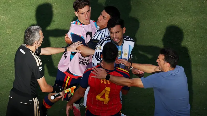 Galvão Bueno critica duramente Leandro Paredes após confusão em Argentina x Espanha