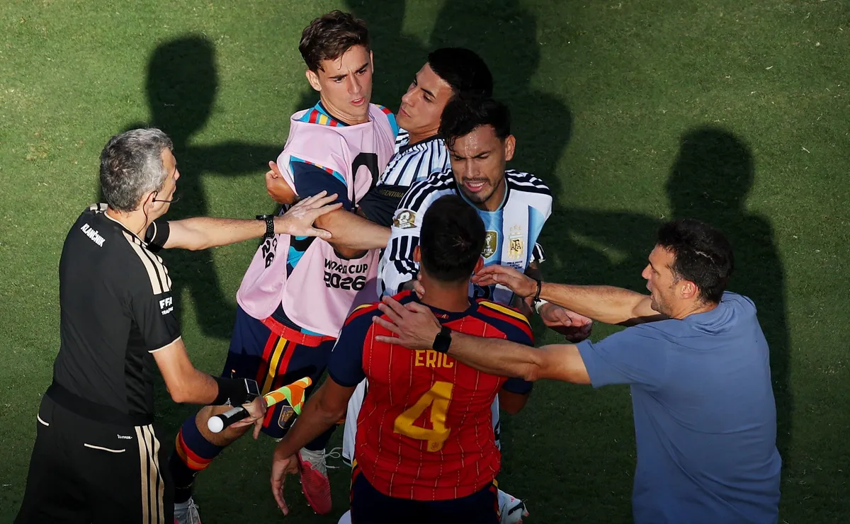Galvão Bueno critica duramente Leandro Paredes após confusão em Argentina x Espanha