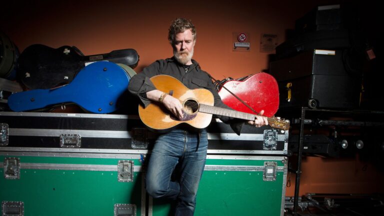 Glen Hansard, conhecido por performances de rua e canções sobre a vida, morre aos 56 anos
