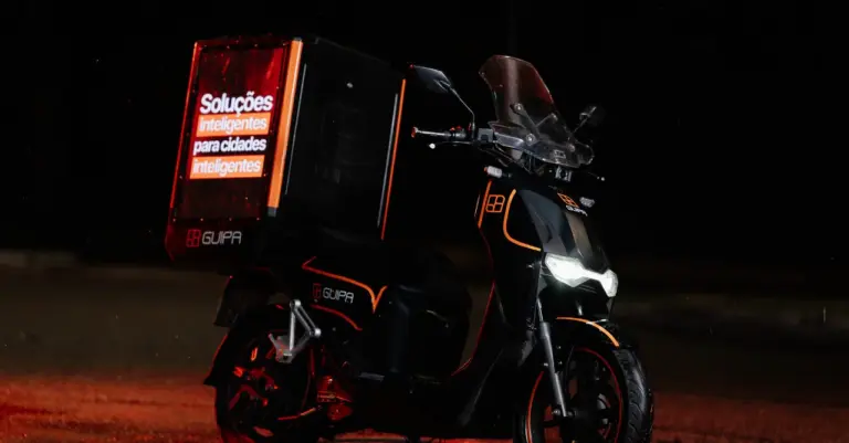 Guipa lança plataforma de mídia urbana com motos elétricas e painéis digitais