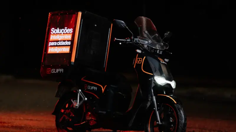 Guipa lança plataforma de mídia urbana com motos elétricas e painéis digitais