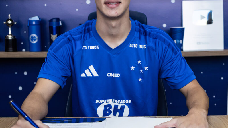 Felipe Goto, formado no Palmeiras, assina contrato profissional com o Cruzeiro até janeiro de 2028