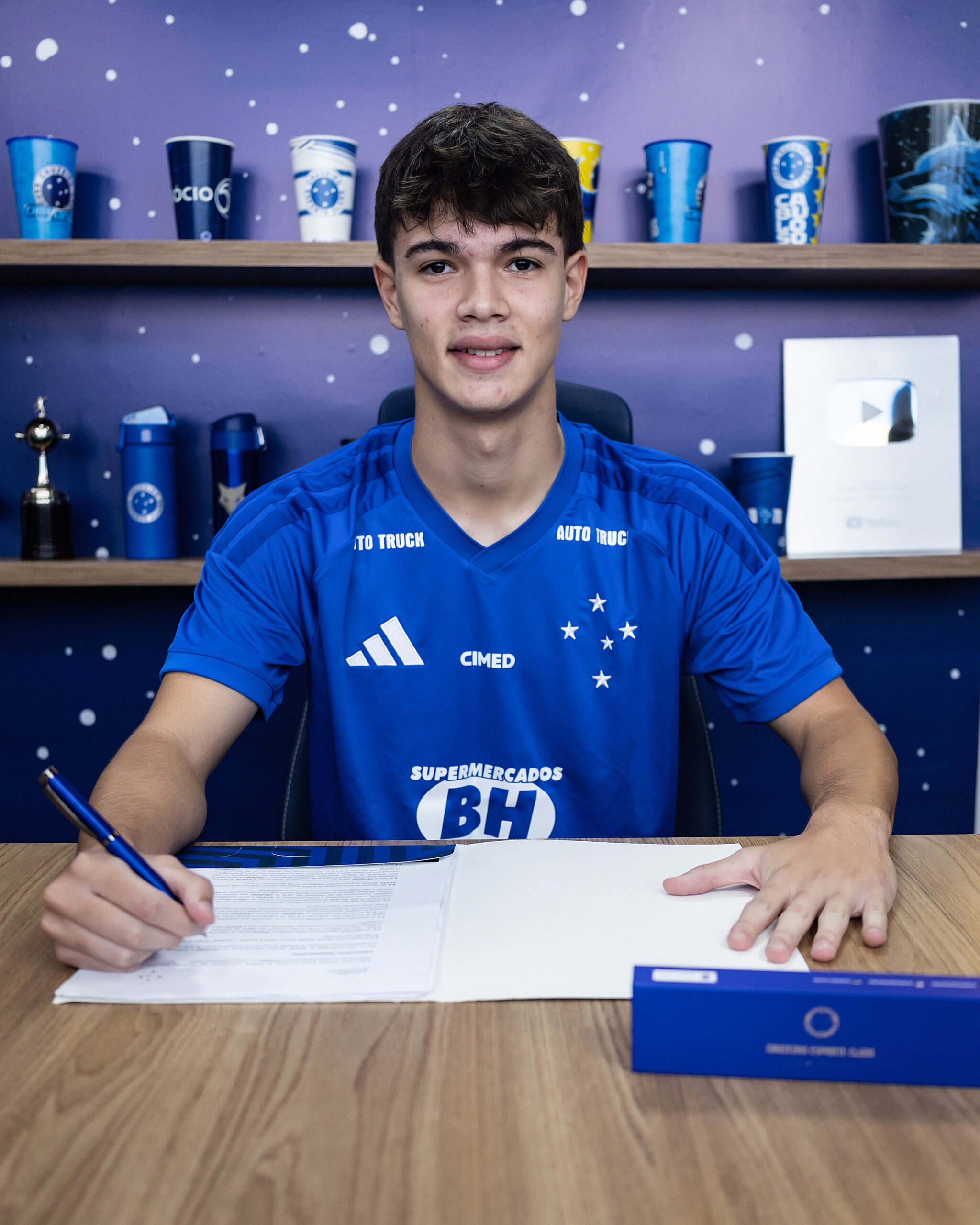 Felipe Goto, formado no Palmeiras, assina contrato profissional com o Cruzeiro até janeiro de 2028