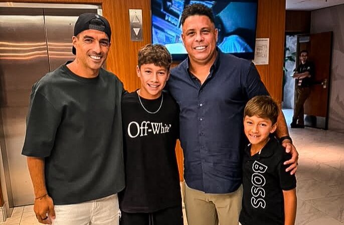 Luis Suárez encontra Ronaldo e o chama de “melhor nove de todos os tempos”