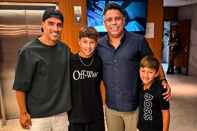 Luis Suárez encontra Ronaldo e o chama de “melhor nove de todos os tempos”