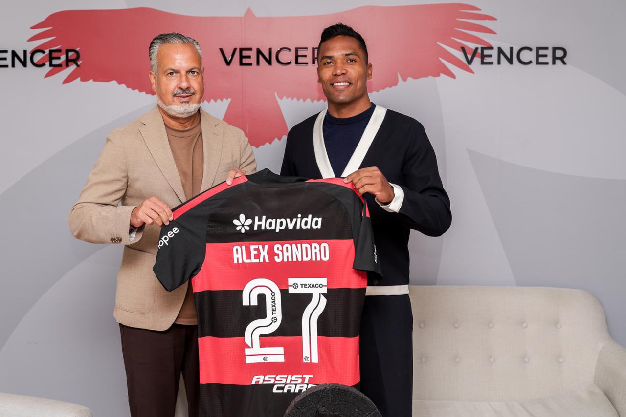 Flamengo renova contrato com Alex Sandro até dezembro de 2027