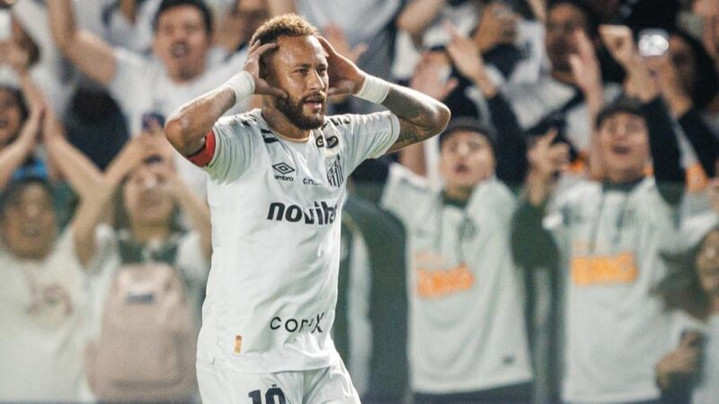 Neymar faz cobranças a jovens do Santos após empate e causa desconforto interno