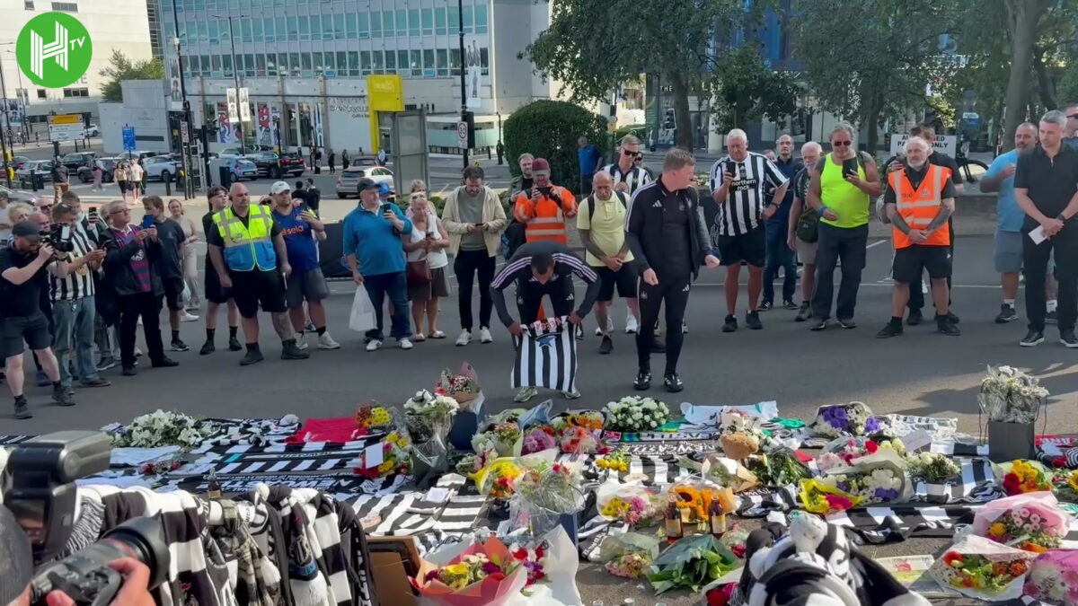Eddie Howe presta homenagem a Kevin Keegan em frente ao St James’ Park em 20/07/2026