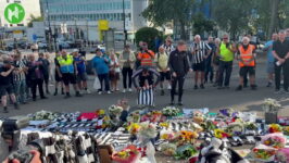 Eddie Howe presta homenagem a Kevin Keegan em frente ao St James’ Park em 20/07/2026