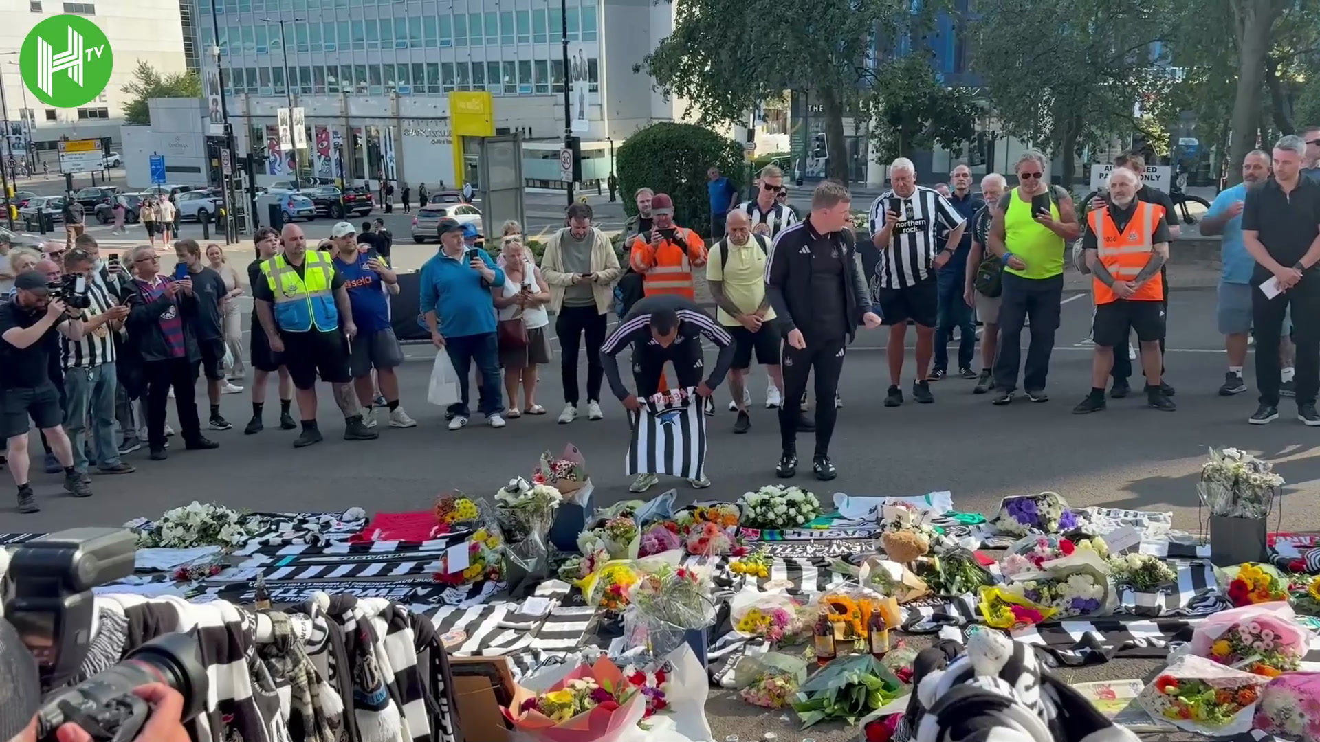 Eddie Howe presta homenagem a Kevin Keegan em frente ao St James’ Park em 20/07/2026