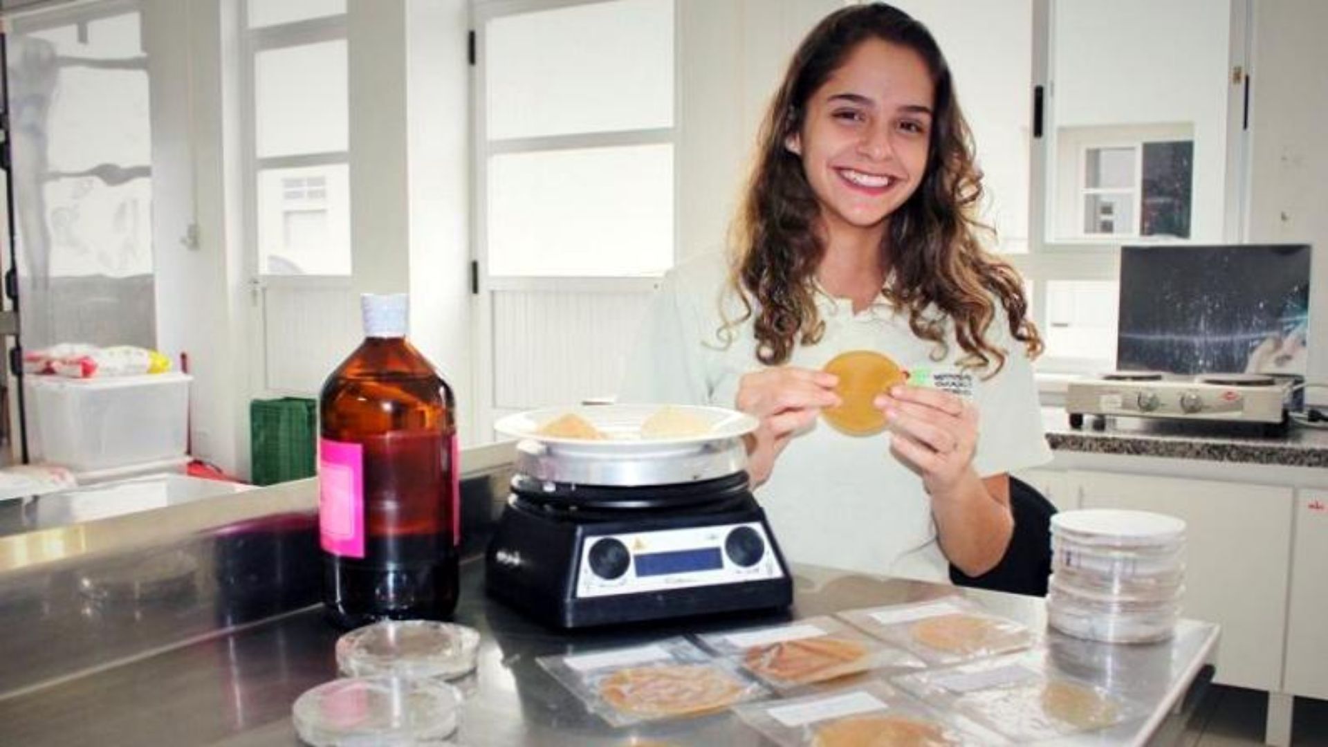 Estudante gaúcha de 18 anos transforma cascas de maracujá e macadâmia em material biodegradável, vence prêmio internacional e tem asteroide com seu nome