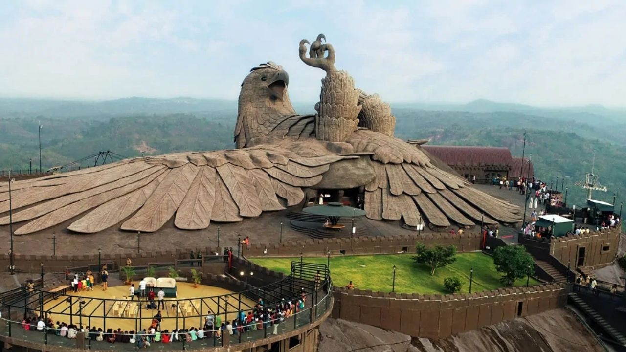 Índia tem monumento colossal do pássaro Jatayu no topo de colina em Kerala, maior escultura de ave do mundo