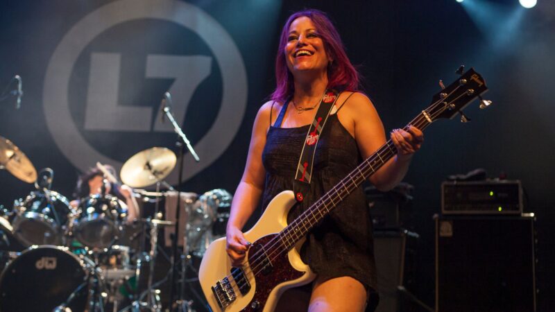 Jennifer Finch, baixista do L7, morre aos 59 anos