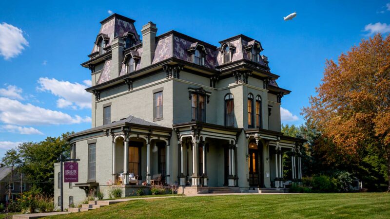 Irmãos compram mansão de 1861 por US$ 1, reformam interior em 14 meses e vendem 40 anos depois por US$ 1,13 milhão com todos os apartamentos ocupados