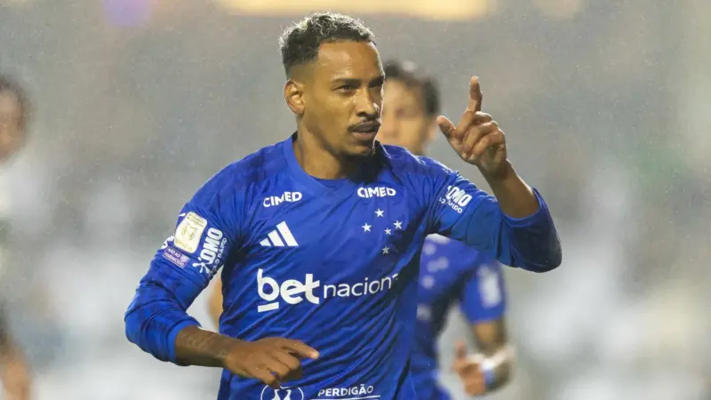 Matheus Pereira define com golaço e Cruzeiro vence Coritiba por 1 a 0; Gerson preocupa com dores na coxa