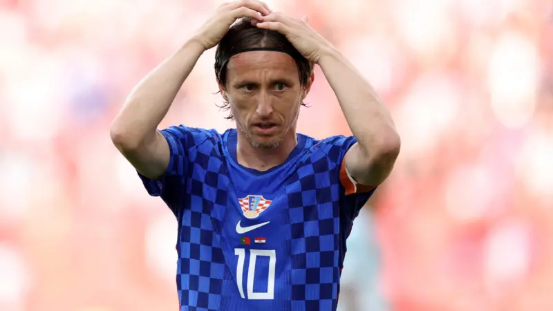 30/06/2027 — Luka Modric renova com o Milan por mais uma temporada