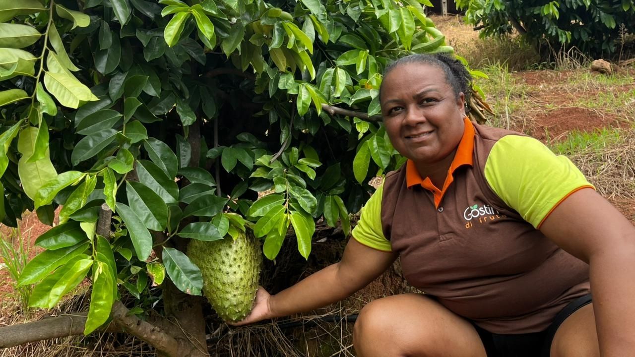 Mulher deixa emprego de caixa para transformar frutas da roça em polpas congeladas e monta única fábrica formal do município em Minas