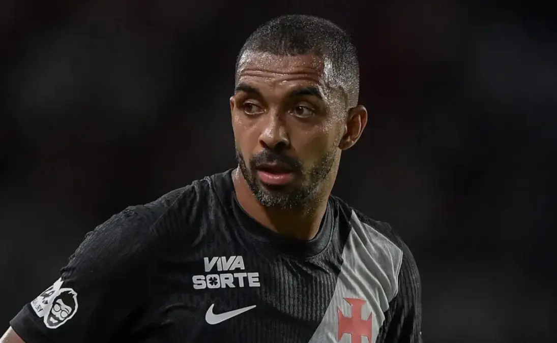 Vasco recusa oferta do PAOK por Paulo Henrique e mantém lateral nos planos