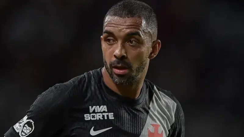 Vasco recusa oferta do PAOK por Paulo Henrique e mantém lateral nos planos