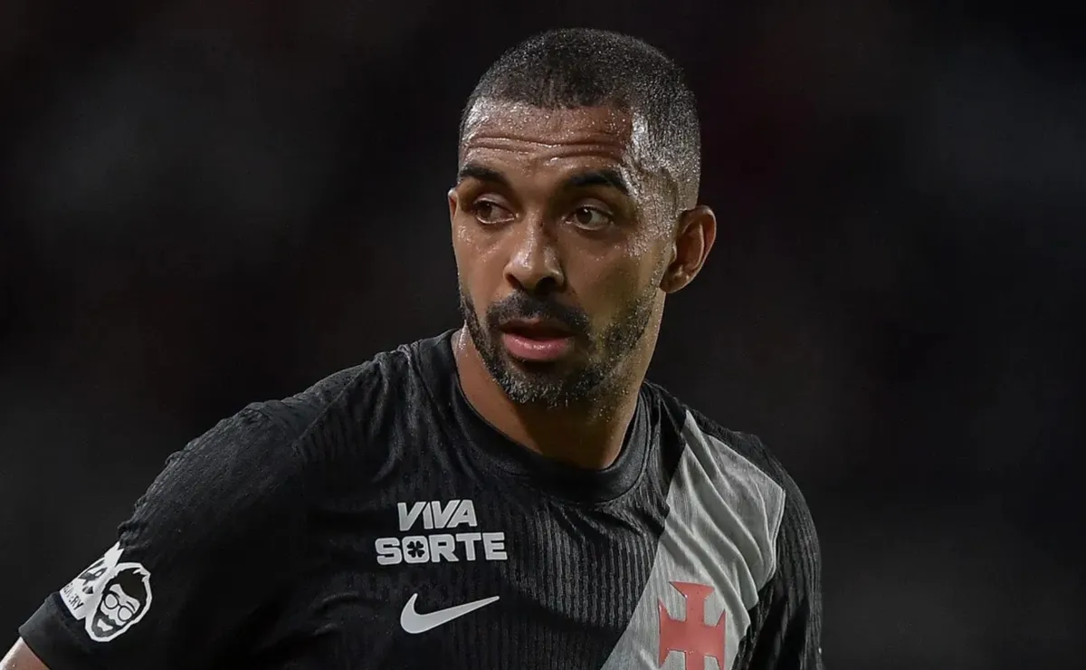 Vasco recusa oferta do PAOK por Paulo Henrique e mantém lateral nos planos