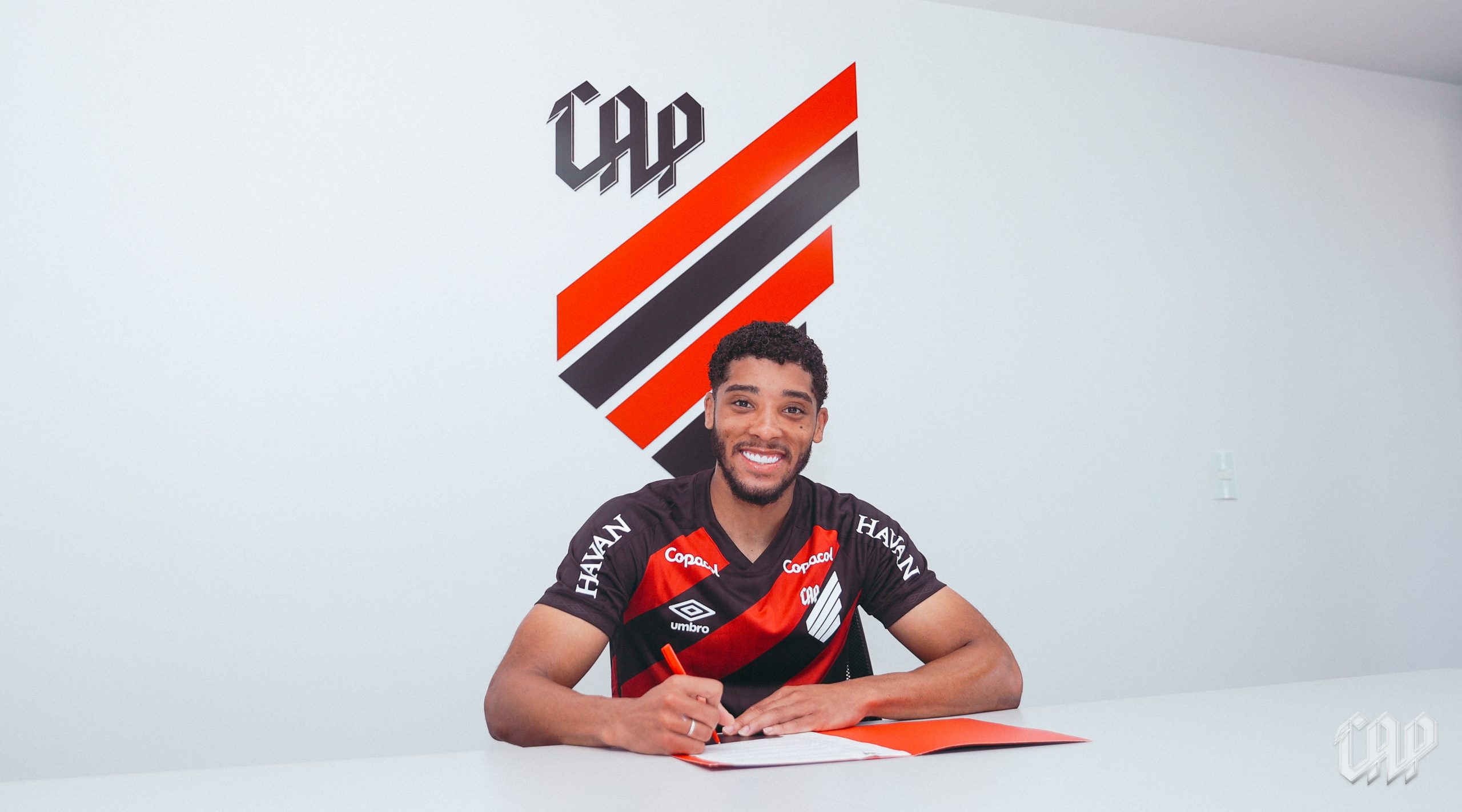 30/07/2026 — Athletico-PR renova contrato com volante Diogo Riquelme até o fim de 2029