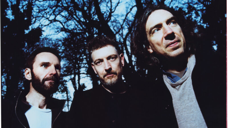 Snow Patrol fecha acordo global com a BMG e estreia parceria com Kylie Minogue em “These Alarms”