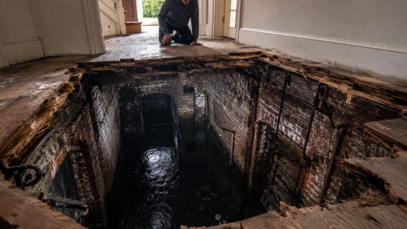 Jovem de 24 anos encontra poça de água escura sob o assoalho da nova casa; especialistas apontam depósito de carvão vitoriano inundado