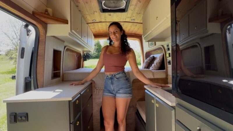 Mulher transforma van Ford Transit 2018 em motorhome após um ano e meio de trabalho improvisado